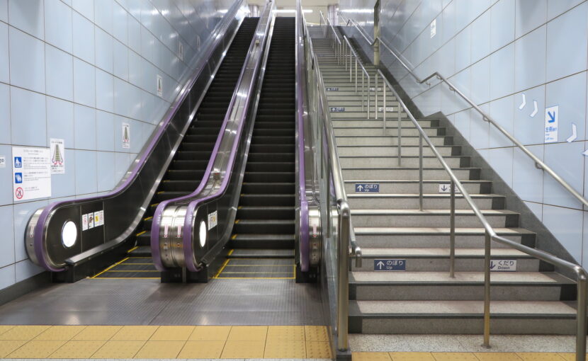 階段とエスカレーター